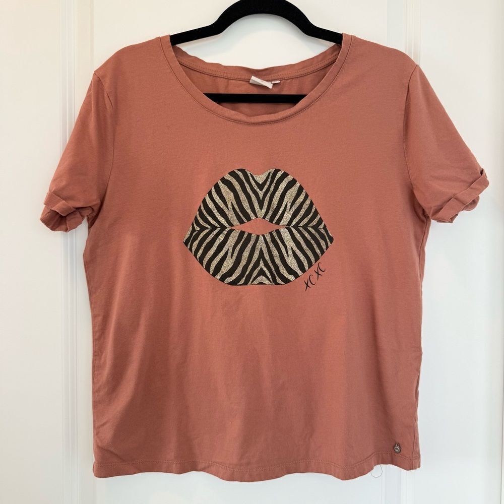 CREAM | Lip Kiss Graphic Tee